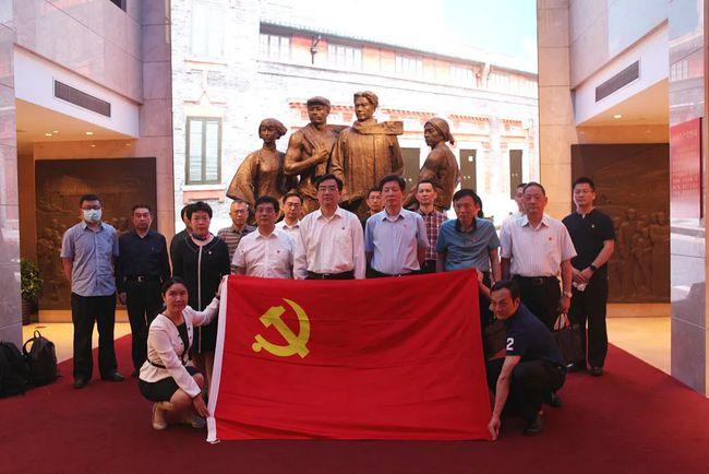 河口区法律援助中心:法律援助惠民生 老人致谢送锦旗